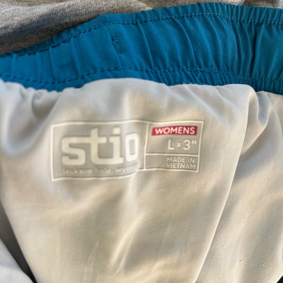 Stio bundle Gray T-Shirt and Blue Athletic Shorts Set - Picture 5 of 7